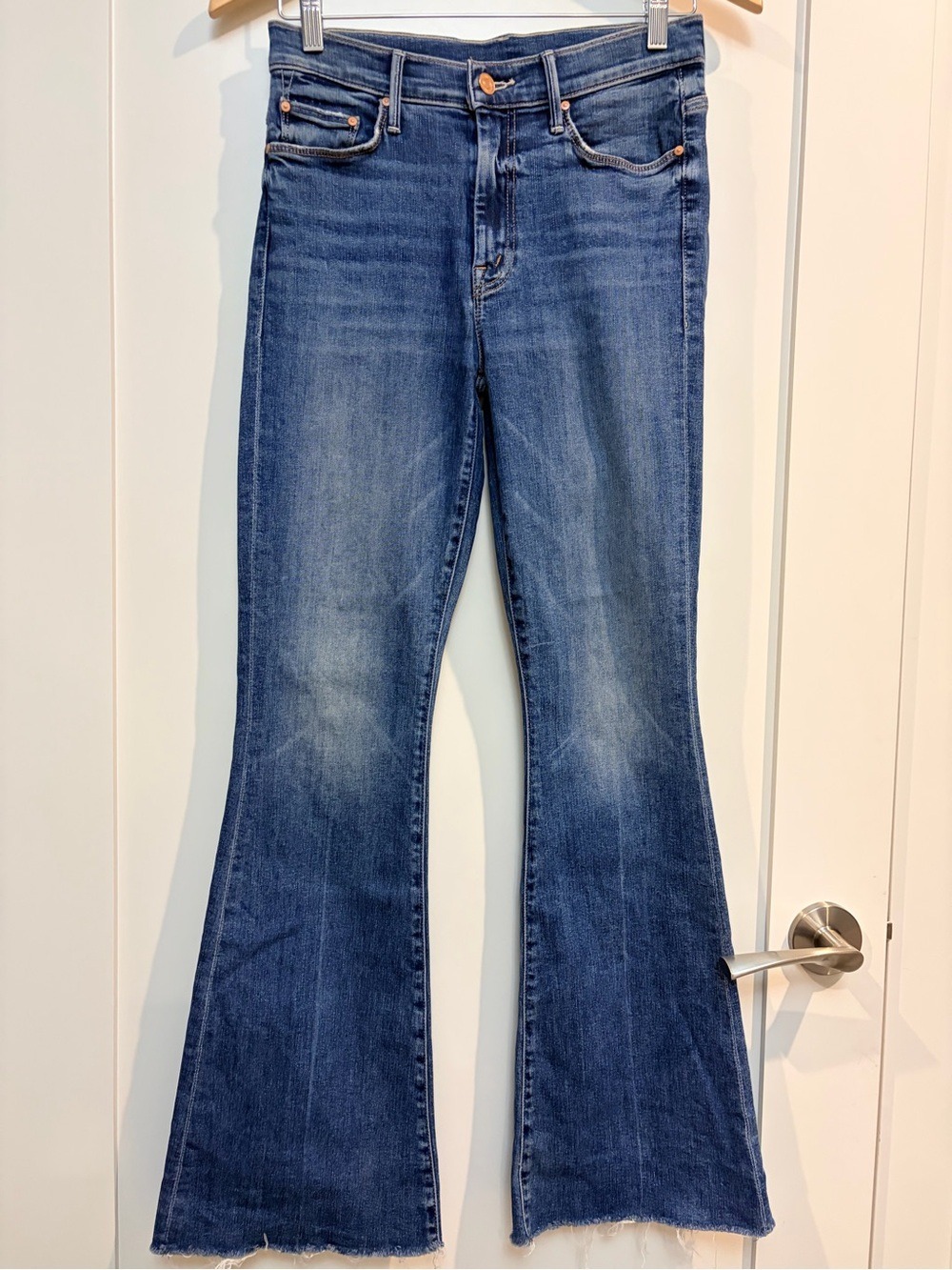 MOTHER The Weekender Fray Jeans 26 Walking On Coals Flare Raw Hem